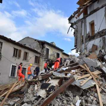 Foto eines beim Erdbeben in Italien zerstörten Hauses